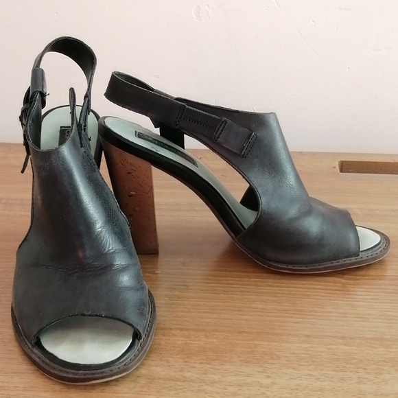 CALVIN KLEIN BLACK LEATHER SANDAL SIZE 9 - Picture 2 of 5